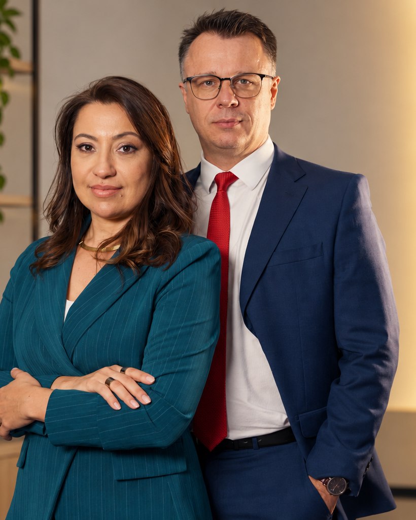 Dra. Fernanda Misevicius Soares e Dr. Aléssio Prado, fundadores da MP Educacional, no escritório